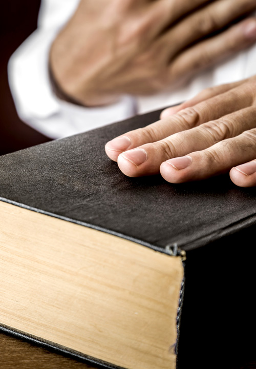 米大統領が手を置く聖書